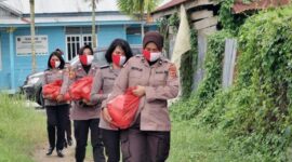 FOTO : Tim Pelangi Polwan Polres Tanjung Jabung Barat Saat Mengunjungi Rumah Warga Membagikan Bantuan Beras, Selasa (16/06/20).