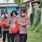 FOTO : Tim Pelangi Polwan Polres Tanjung Jabung Barat Saat Mengunjungi Rumah Warga Membagikan Bantuan Beras, Selasa (16/06/20).