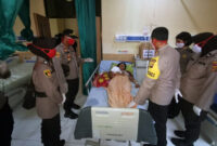 FOTO : Tim Pelangi Polwan Polres Tanjung Jabung Barat Saat Menjenguk Warga di RSUD KH Daud Arif Kuala Tungkal, Selasa (16/06/20) sore.