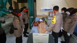 FOTO : Tim Pelangi Polwan Polres Tanjung Jabung Barat Saat Menjenguk Warga di RSUD KH Daud Arif Kuala Tungkal, Selasa (16/06/20) sore.