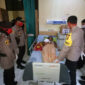 FOTO : Tim Pelangi Polwan Polres Tanjung Jabung Barat Saat Menjenguk Warga di RSUD KH Daud Arif Kuala Tungkal, Selasa (16/06/20) sore.