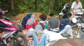 FOTO : Para Pelajar di Desa Tanjung Paku Kecamatan Merung, Kabupaten Tanjung Jabung Barat Tengah Belajar Daring Di Bukit.