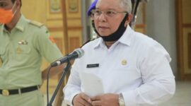 FOTO : Bupati Tanjab Barat Dr. H. Safrial pada Apel Pelepasan Kegiatan Menwa Tanjab Barat Peduli Covid-19 di Balai Pertemuan Kantor Bupati, Rabu (17/06/20).