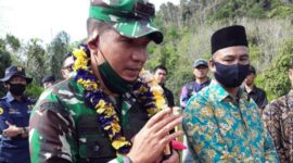 FOTO : Komandan Korem 042/Gapu Brigadir Jenderal TNI M. Zulkifli saat Kunjungi Koramil 420-01/Batang Asai, Sarolangun, Jum'at (19/06/20).