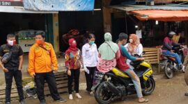 FOTO : Tim Gugus Tugas Covid-19 Tanjab Barat Memeriksa Suhu Tubuh Pengunjung Pasar Tanggaraja Ilir, Minggu pagi (21/06/20).