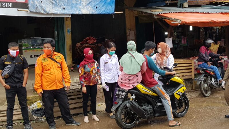 FOTO : Tim Gugus Tugas Covid-19 Tanjab Barat Memeriksa Suhu Tubuh Pengunjung Pasar Tanggaraja Ilir, Minggu pagi (21/06/20).