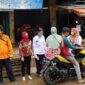FOTO : Tim Gugus Tugas Covid-19 Tanjab Barat Memeriksa Suhu Tubuh Pengunjung Pasar Tanggaraja Ilir, Minggu pagi (21/06/20).