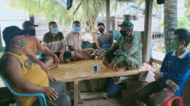 FOTO : Babinsa Koramil Nipah Panjabg Melakukan Sosialisasi TMMD