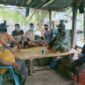 FOTO : Babinsa Koramil Nipah Panjabg Melakukan Sosialisasi TMMD