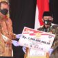 FOTO : Gubernur Jambi, H. Fachrori Umar di Gedung Sasana Bhakti Praja, Kementerian Dalam Negeri, Jakarta Pusat Saat Menerima Penghargaan, Senin (22/06/20).