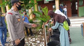 FOTO : Kapolres AKBP Guntur Saputro, SIK, MH lakukan peninjauan Kesiapan Protokol Kesehatan pada Pelaksanaan Penerimaan Peserta Didik Baru (PPDB) di MTsN 1 Tanjab Barat, Kamis (25/06/20).