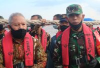 FOTO : Bupati Tanjung Jabung Barat Dr. Ir. H. Safrial MS saat Kegiatan Patroli Laut Bersama Komandan Pangkalan TNI Angkatan Laut (Danlanal) Palembang Kolonel Laut (P) Saryanto di Ruang Kerjanya, Kamis (25/06/20).