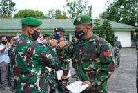 FOTO : Komandan KOREM 042/Gapu Brigjen TNI M. Zulkifli memimpin apel pelepasan pasukan Satgas Teritorial gelombang ke III yang akan diberangkatkan ke Papua, Kamis (25/06/20).