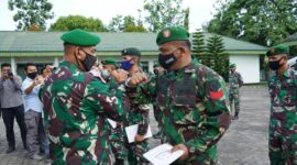 FOTO : Komandan KOREM 042/Gapu Brigjen TNI M. Zulkifli memimpin apel pelepasan pasukan Satgas Teritorial gelombang ke III yang akan diberangkatkan ke Papua, Kamis (25/06/20).