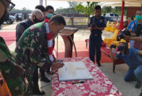 FOTO : Komandan Pangkalan Utama TNI AL Palembang Kolenel Laut (P) Saryanto Meresmikan Pos Angkatan Laut (Posal) Kuala Tungkal di Pantai Pelabuhan Roro, Desa Tungkal I, Kabupaten Tanjab Barat, Jumat (26/06/20).