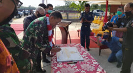 FOTO : Komandan Pangkalan Utama TNI AL Palembang Kolenel Laut (P) Saryanto Meresmikan Pos Angkatan Laut (Posal) Kuala Tungkal di Pantai Pelabuhan Roro, Desa Tungkal I, Kabupaten Tanjab Barat, Jumat (26/06/20).