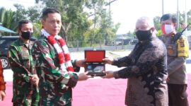 FOTO : Komandan Pangkalan Utama TNI AL Palembang Kolenel Laut (P) Saryanto Meresmikan Pos Angkatan Laut (Posal) Kuala Tungkal di Pantai Pelabuhan Roro, Desa Tungkal I, Kabupaten Tanjab Barat, Jumat (26/06/20).
