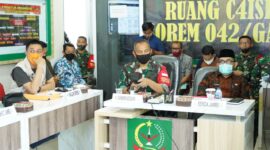 FOTO : Danrem 042/Gapu Brigjen TNI M. Zilkifli Pimpin Rapat Koordinasi Karhutla di ruang C4IRS Makorem 042/Gapu, Jumat (26/06/20).