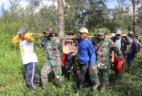 FOTO : Gotong Royong Babinsa dan Warga di Lokasi TMMD Kodim 0419/Tanjab di Desa Labuhan Pring, Kec. Sadu, Kab. Tanjab Timur.