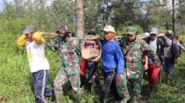 FOTO : Gotong Royong Babinsa dan Warga di Lokasi TMMD Kodim 0419/Tanjab di Desa Labuhan Pring, Kec. Sadu, Kab. Tanjab Timur.
