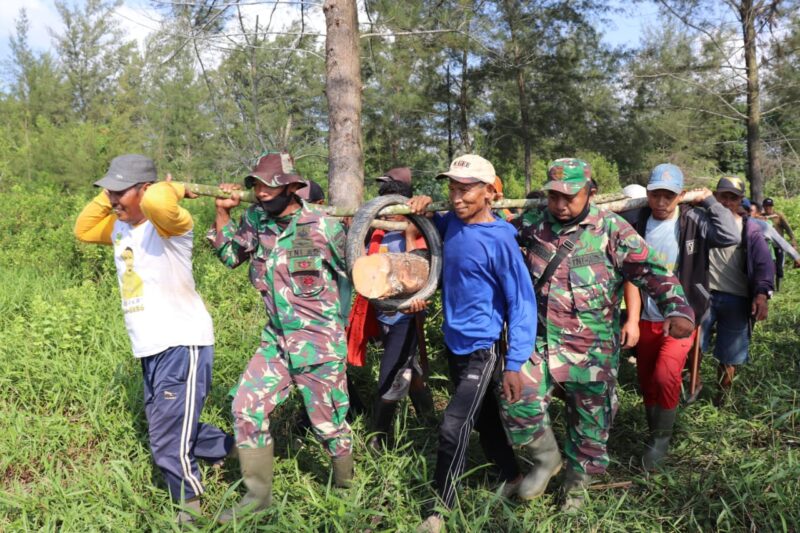 FOTO : Gotong Royong Babinsa dan Warga di Lokasi TMMD Kodim 0419/Tanjab di Desa Labuhan Pring, Kec. Sadu, Kab. Tanjab Timur.