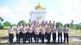 FOTO : Polres Tanjab Barat Saat Melaksanakan Upacara Ziarah dan Tabur Bunga di Makam Pahlawan Yudha Satria Pengabuan, Senin (29/06/20).