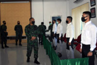 FOTO : Danrem 042/Garuda Putih Brigjen TNI M. Zulkifli, S.I.P, M.M melepas 8 orang Calon Perwira Prajurit Karier Khusus Tenaga Kesehatan untuk mengikuti seleksi Tingkat Pusat di Rindam Jaya Jakarta. Bertempat Makorem, Senin 29/06/20.