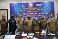 FOTO : Bupati Tanjung Jabung Barat, Dr. Ir. H. Safrial MS dalam sambutannya pada puncak peringatan Hari Keluarga Nasional ke 27 yang diselenggarakan melalui Video Conference dan diikuti oleh 13 Kecamatan lingkup Tanjab Barat, Senin (29/06/20).