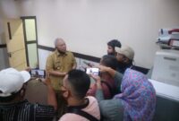 FOTO : Bupati Tanjab Barat H. Safrial Memberikan Keterangan Kepada Awak Media, Senin (29/06/20).