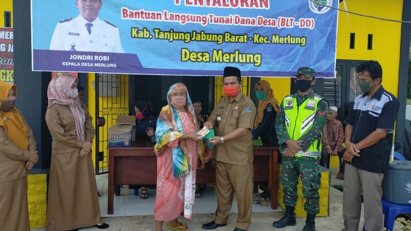FOTO : Pemerintah Desa Merlung Kecamatan Merlung Kabupaten Tanjab Barat Merlung Menuntaskan Penyaluran BLT Dana Desa (DD) Tahap II TA 2020, Selasa (30/06/20)
