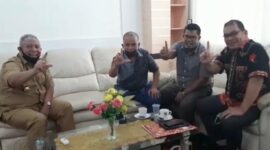 FOTO : Dr. H. Safrial, dengan Tim Keluarga Fachrori, Miftahul Ikhlas dan Ketua Rumah Perjuangan Safrial (RPS), Ady Rahadian.