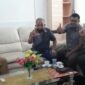 FOTO : Dr. H. Safrial, dengan Tim Keluarga Fachrori, Miftahul Ikhlas dan Ketua Rumah Perjuangan Safrial (RPS), Ady Rahadian.