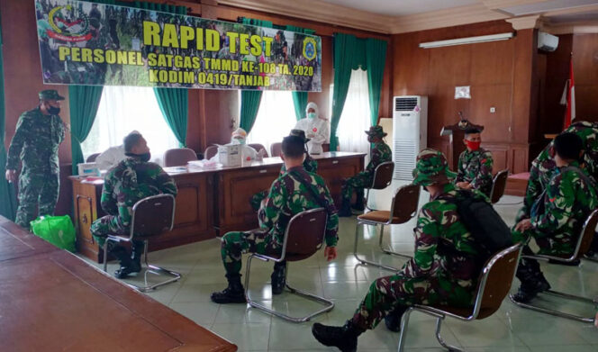 FOTO : Pelaksanaan rapid test Terhadap 150 personel Kodim 0419/Tanjab yang tergabung dalam Satgas TNI Manunggal Membangun Desa (TMMD) ke-108 tahun 2020 di Desa labuhan Pring Kecamatan Sadu Kabupaten Tanjab Timur, Selasa (30/06/20).