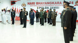 FOTO : Komandan Korem 042/Gapu Brigjen TNI M. Zulkifli Saat Menghadiri Upacara Hari Bayangkara ke 74 di Lantai 4 Gedung Utama Polda Jambi, Rabu (01/07/20).