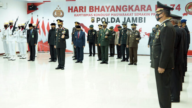 FOTO : Komandan Korem 042/Gapu Brigjen TNI M. Zulkifli Saat Menghadiri Upacara Hari Bayangkara ke 74 di Lantai 4 Gedung Utama Polda Jambi, Rabu (01/07/20).