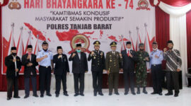 FOTO : Wakil Bupati Tanjung Jabung Barat Drs. H. Amir Sakib Saat Hadiri Peringatan Hari Bhayangkara ke 74 Secara Virtual Serentak se-Indonesia di Ruang Aula Rekonfu Polres Tanjab Barat, Rabu (01/07/20).