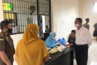 FOTO : Kejaksaan Negeri Tanjung Jabung Barat kembali melakukan rapid tes terhadap 10 orang tahanan yang berada di Polres Tanjab Barat, Selasa (07/07/20).