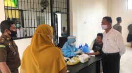 FOTO : Kejaksaan Negeri Tanjung Jabung Barat kembali melakukan rapid tes terhadap 10 orang tahanan yang berada di Polres Tanjab Barat, Selasa (07/07/20).
