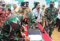 FOTO : penandatangan hasil pekerjaan antara Pangdam II/Sriwijaya Mayjen TNI Irwan, S.I.P., M.Hum dengan Bupati Sarolangun Drs. H. Cek Endra, Selasa (07/07/20)
