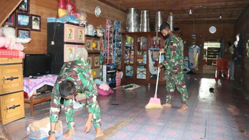 FOTO : PRADA Syaifullah dan PRATU Dedi Styoko Membersihkan Rumah Orang Tua Asuh Sebelum Berangkat ke lokasi Pengerjaan kegiatan TMMD.pada Sabtu pagi (11/07/20)