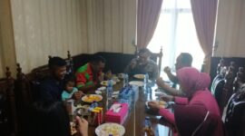FOTO : Kapolres Tanjab Barat AKBP Guntur Saputro Saat Srapan pagi bersama ayah dan Ibu Sundari serta bayi Muhammah Ricco Saputro brsama Pihak Kapal Speed Boat Sun Ricco, Sabtu (11/07/20).