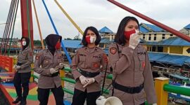 FOTO : Tim Pelangi Polwan Polres Tanjab Barat Ketika Sampaikan Himbauan di Objek Wisata Water Front City (WFC) Kuala Tungkal., Sabtu (11/07/20)