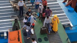 FOTO : Aktivitas Penumpang di Pelabuhan Penyeberangan Roro Kuala Tungkal