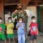 FOTO : Satgas TMMD 108 Kodim 0419/Tanjab saat Memasangkan Masker ke pada Anak-Anak di Desa Labuan Pering.