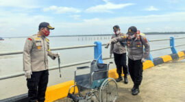 FOTO : Kapolres Tanjab Barat AKBP Guntur Saputro dan Kapolsek KSKP IPTU Agung Heru Wobowo, SH, MH bersama Anggota Saat Melakukan {enyemprotan Disinfektan di Pelabuhan Roro Kuala Tungkal, Minggu (12/07/20)