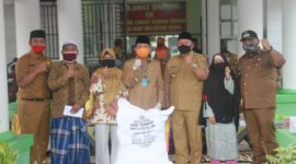 FOTO : Bupati saat dampingi Gubernur Jambi Fachrori Umar salurkan bantuan Jaring Pengaman Sosial (JPS) tahap kedua untuk warga terdampak Covid-19 di Kecamatan Tebing Tinggi, Senin (12/07/2020)