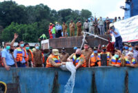 Gubernur Jambi Fachrori Umar bersama Bupati Tanjung Jabung Barat Safrial serta PT Lontar Papyrus Pulp & Paper Industry (LPPPI) dan PT Wirakarya Sakti (WKS) melakukan tabur benih ikan tawar, Senin (14/07/20)