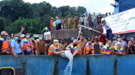 Gubernur Jambi Fachrori Umar bersama Bupati Tanjung Jabung Barat Safrial serta PT Lontar Papyrus Pulp & Paper Industry (LPPPI) dan PT Wirakarya Sakti (WKS) melakukan tabur benih ikan tawar, Senin (14/07/20)