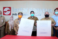 FOTO : Bupati Tanjung Jabung Barat H. Safrial dampingi Gubernur Jambi H. Fachrori Umar dalam rangka meninjau pelaksanaan program penanganan dan pencegahan virus Covid-19 di PT Lontar Papyrus Pulp & Paper Industry (LPPPI) dan WKS, Senin (13/07/20).