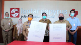 FOTO : Bupati Tanjung Jabung Barat H. Safrial dampingi Gubernur Jambi H. Fachrori Umar dalam rangka meninjau pelaksanaan program penanganan dan pencegahan virus Covid-19 di PT Lontar Papyrus Pulp & Paper Industry (LPPPI) dan WKS, Senin (13/07/20).